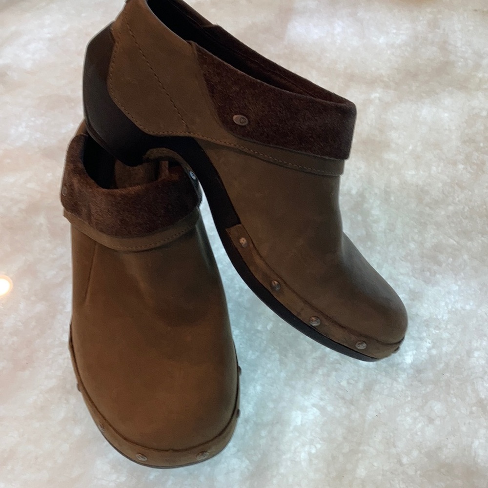 Like new Merrell clogs for easy wear , comfort and fun style.